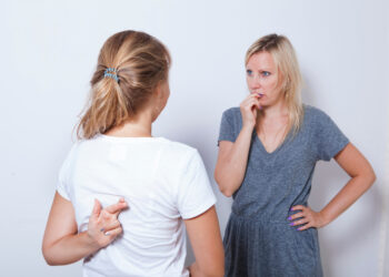 How to use body language and behaviors to telling when someone is lying