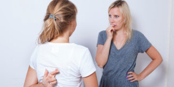 How to use body language and behaviors to telling when someone is lying